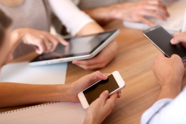 elektronik aygıtlar kullanarak iş adamları