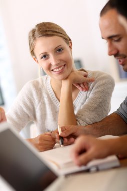 sınıf öğrencisi kızı