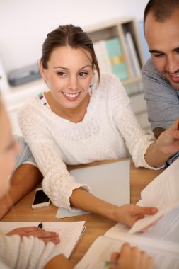 kadın gösteren belge