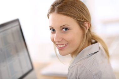 Bilgisayarda çalışan iş kadını