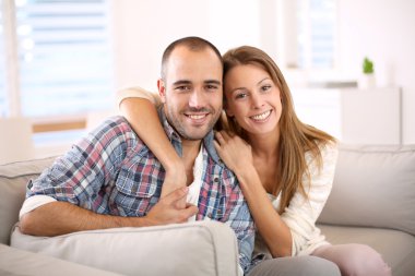 gülümseyen çift evde