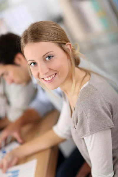 Bella ragazza bionda in classe — Foto Stock