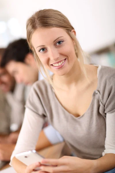 Glückliche Studentin mit Handy — Stockfoto