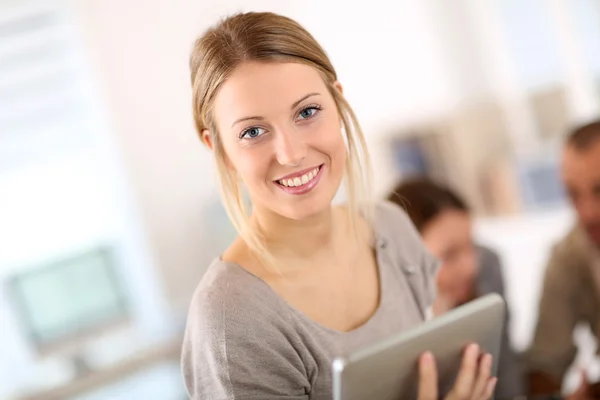 Estudante sorrindo com tablet — Fotografia de Stock