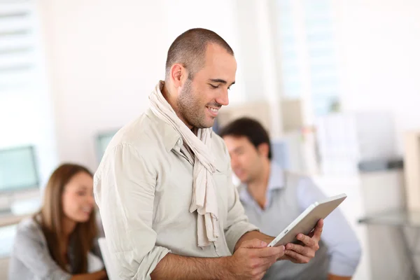 Man met digitale tablet — Stockfoto