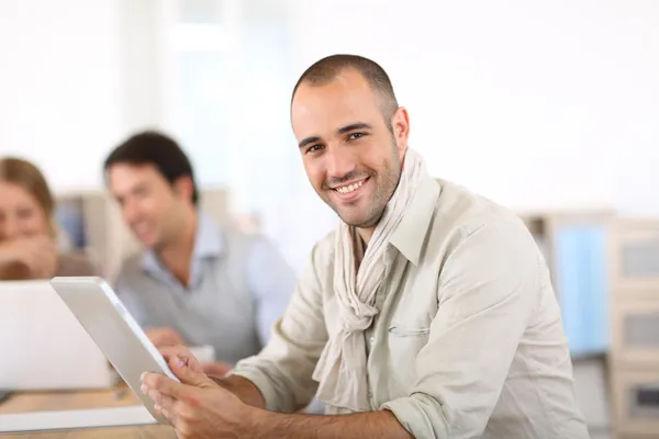 Hombre feliz usando tableta — Foto de Stock