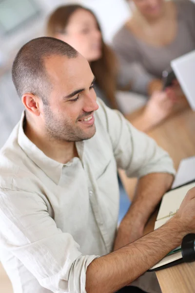 Man bijwonen business school — Stockfoto