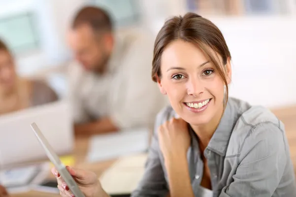 Woman using tablet — Stock Photo, Image