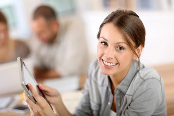 Woman using tablet — Stock Photo, Image