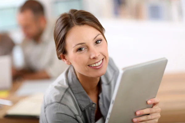 Mujer usando tableta — Foto de Stock