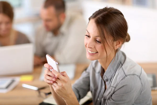 Frau schickt SMS — Stockfoto