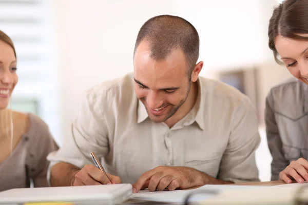 Hombre rellenando formulario de solicitud — Foto de Stock