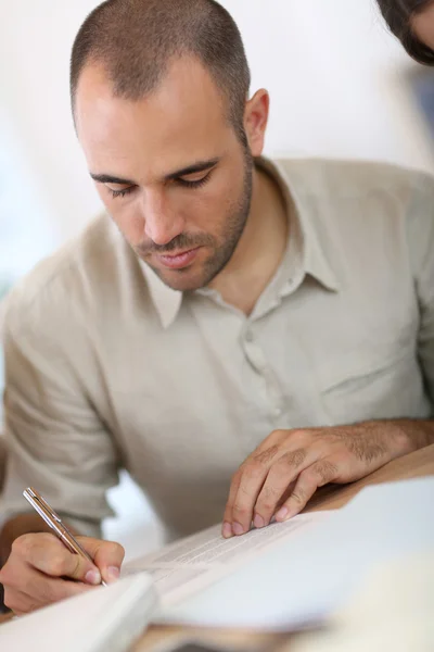 Hombre rellenando formulario de solicitud — Foto de Stock