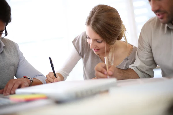 Mensen vullen toelating formulier — Stockfoto