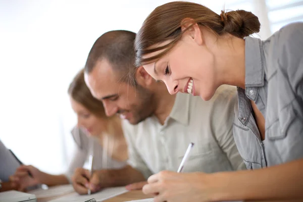 Lächelnde Menschen füllen Aufnahmeantrag aus — Stockfoto