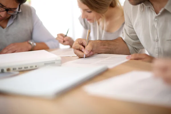 Анкетный опрос. Люди отвечающие на анкету. Заполнить анкету. Анкета картинка. Проведение анкеты.