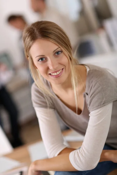 Smiling woman in office — Stock Photo, Image