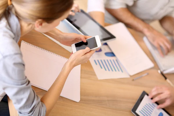 Gente de negocios usando dispositivos electrónicos — Foto de Stock