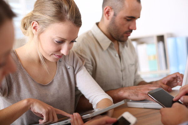 Деловые люди, использующие электронные устройства
