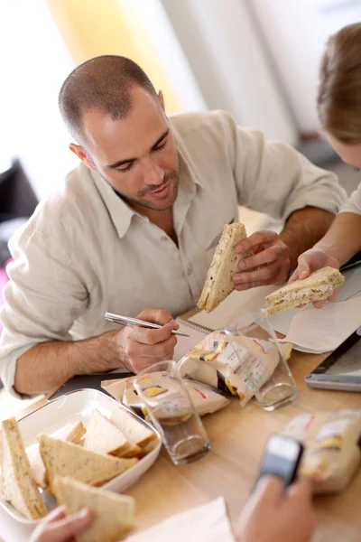Empresario comiendo sándwich —  Fotos de Stock