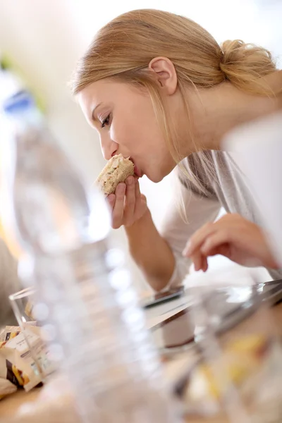 Junge Frau beim Essen — Stockfoto