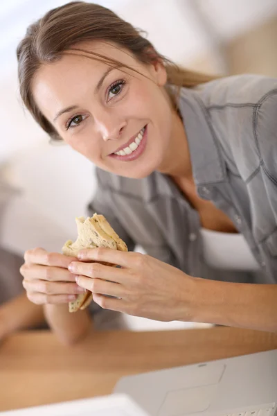 Business woman eating — Stock Photo, Image
