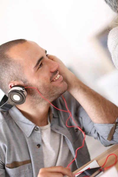 Man die muziek luistert — Stockfoto