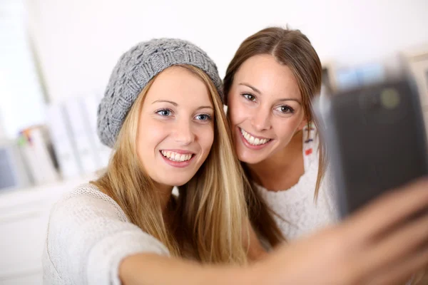 Meninas tirando fotos de si mesmos — Fotografia de Stock