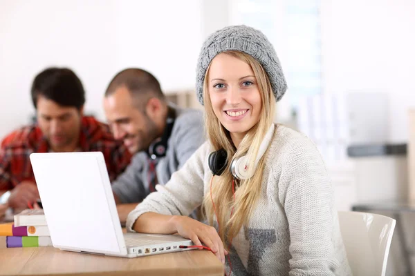 Student tjej arbetar på bärbar dator — Stockfoto