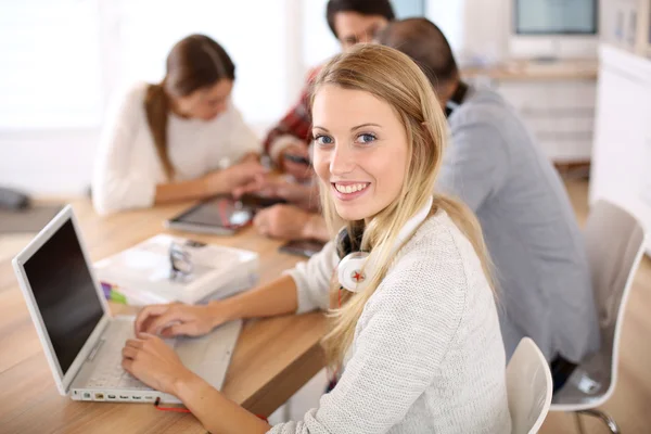 Student tjej arbetar på bärbar dator — Stockfoto