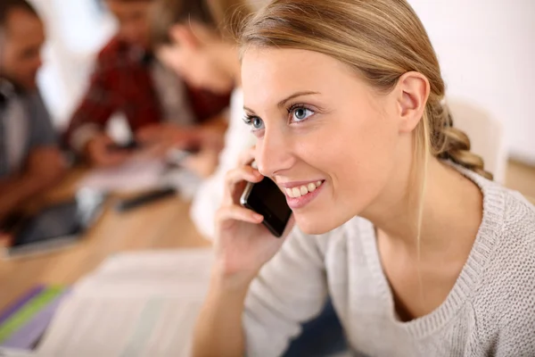 Adolescente usando teléfono inteligente — Foto de Stock