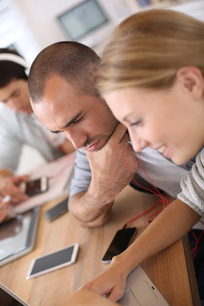 Estudiantes navegando por Internet — Foto de Stock