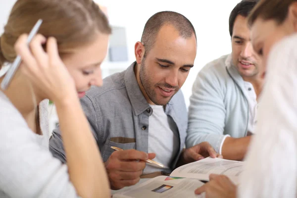 Studenten in het college studeren — Stockfoto