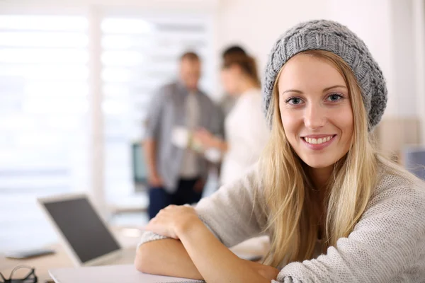 Studente ragazza in classe — Foto Stock