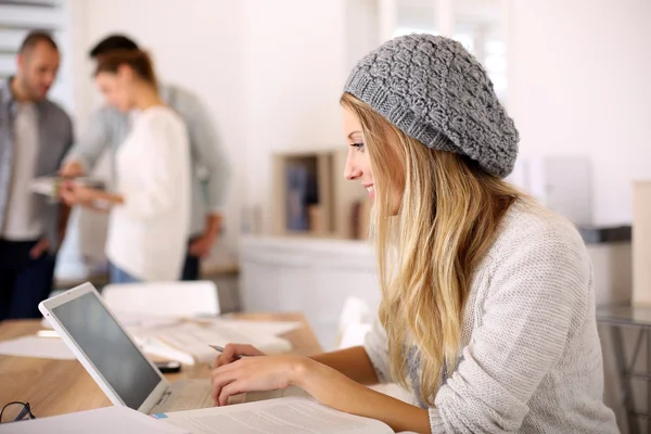 Menina estudante trabalhando no laptop — Fotografia de Stock