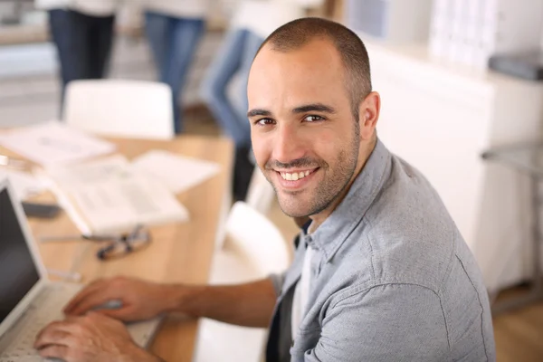 Uomo d'affari sorridente — Foto Stock