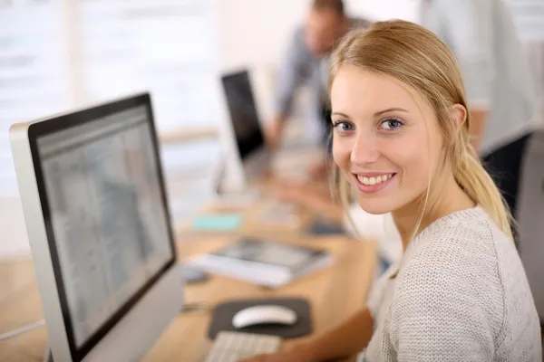 Lavoratore d'ufficio con computer — Foto Stock