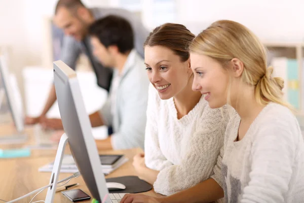 Vuxna studenter arbetar — Stockfoto