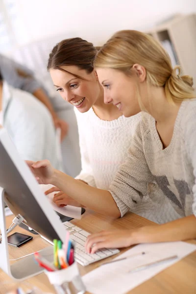 Universiteitsmeisjes met computer — Stockfoto