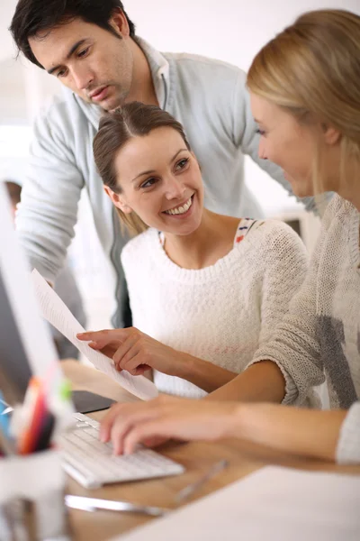 Studenten in business school — Stockfoto