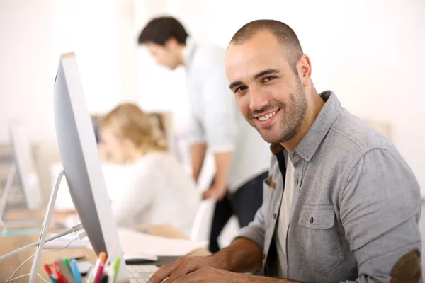 Cheerful office worker — Stockfoto