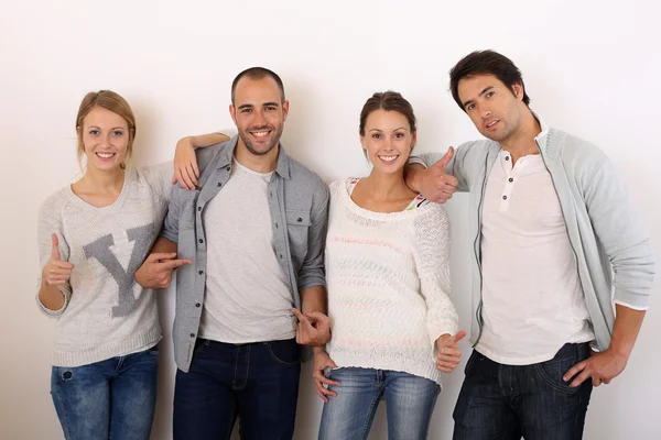 Menschen zeigen Daumen hoch — Stockfoto