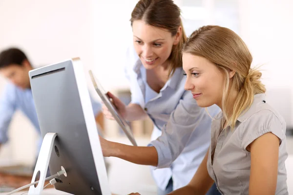 Mujeres de negocios sonrientes — Foto de Stock