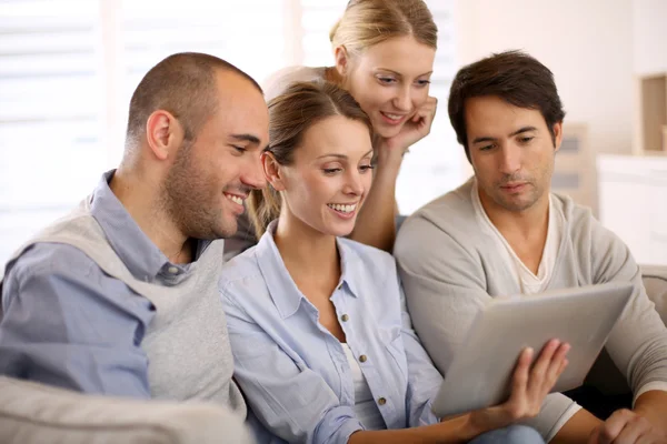 Amigos sentados com tablet — Fotografia de Stock