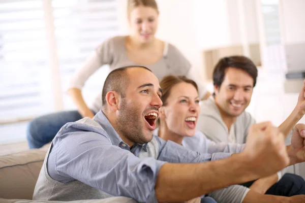 Persone che guardano il calcio — Foto Stock