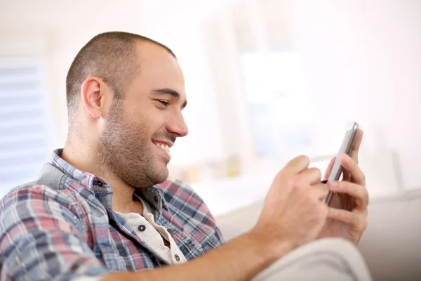 Homem alegre usando smartphone — Fotografia de Stock