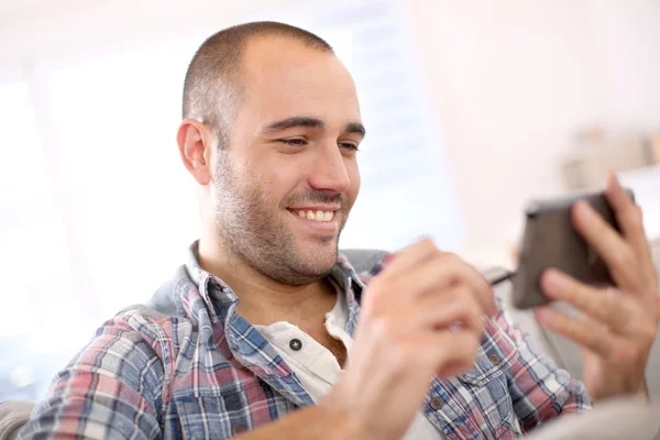 Homem jovem usando Smartphone — Fotografia de Stock