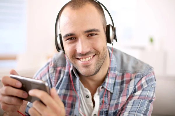 Handsome guy listening music — Stock Photo, Image