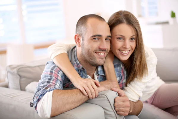 Zoete paar op sofa — Stockfoto