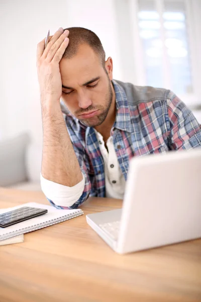 Junger Mann verärgert — Stockfoto